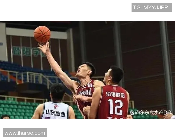 CBA青岛对阵新疆激战正酣球迷热情高涨期待精彩表现 CBA青岛对阵新疆激战正酣球迷热情高涨期待精彩表现